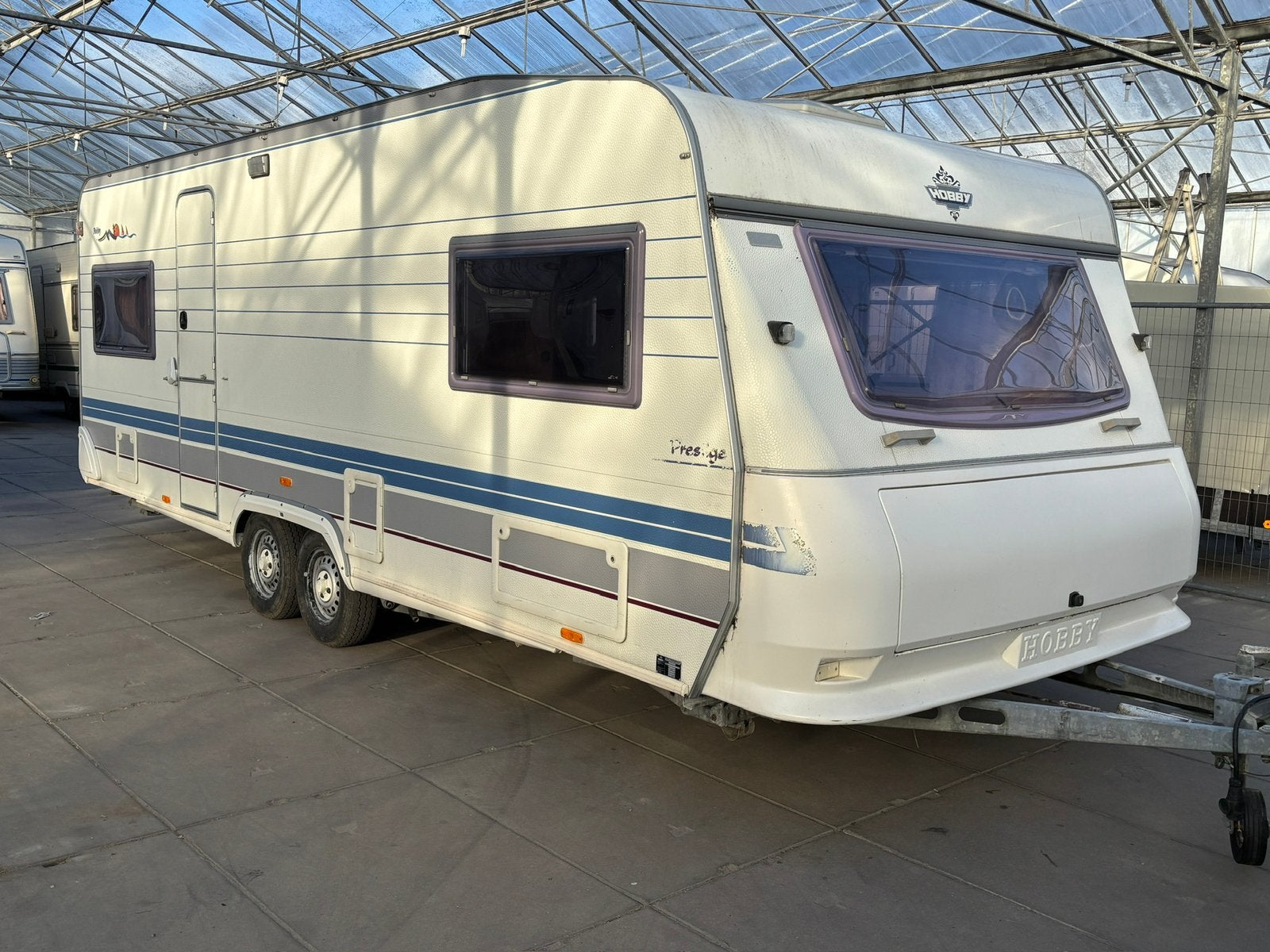 Hobby 6.10 bij Caravanaanbieden, Rondzit, Hobby, Koelkast, Frans bed