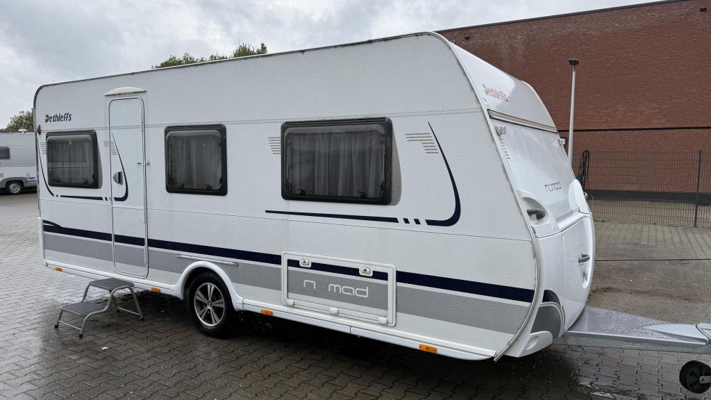 Dethleffs Nomad 500 DB bouwjaar 2012 met voortent, Caravans en Kamperen, Caravans, Rondzit, Bedrijf, Schokbreker, Overige typen