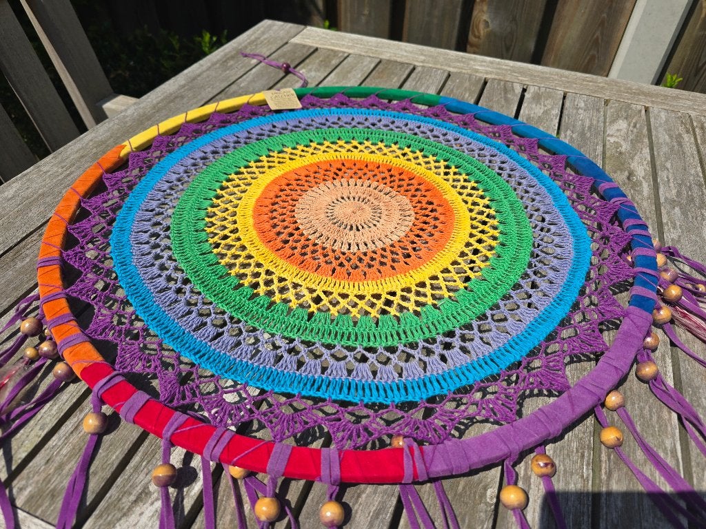 Dreamcatcher - Groot - Regenboog kleuren - Native American, Huis en Inrichting, Woonaccessoires | Wanddecoraties, Ophalen, Oosters