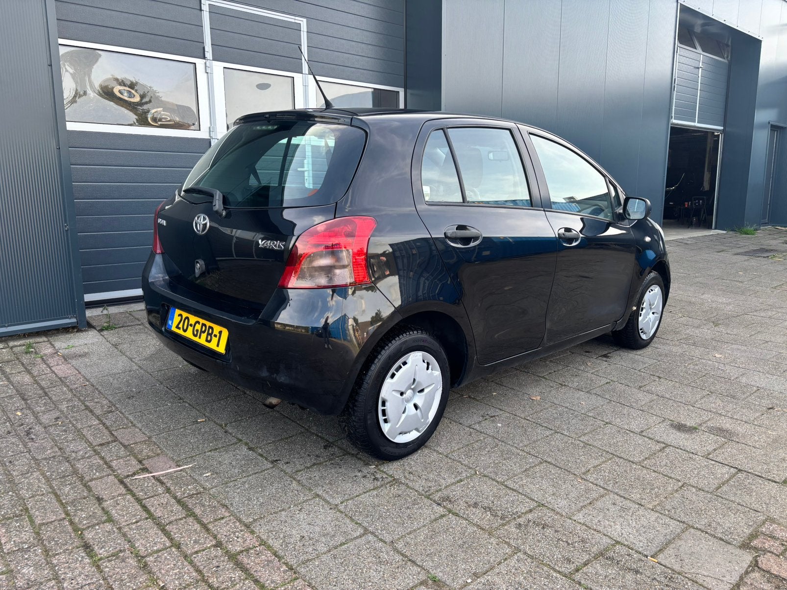 Foto 5 van Toyota Yaris 1.0 12V Vvt-i 5DR Terra 2008 Zwart