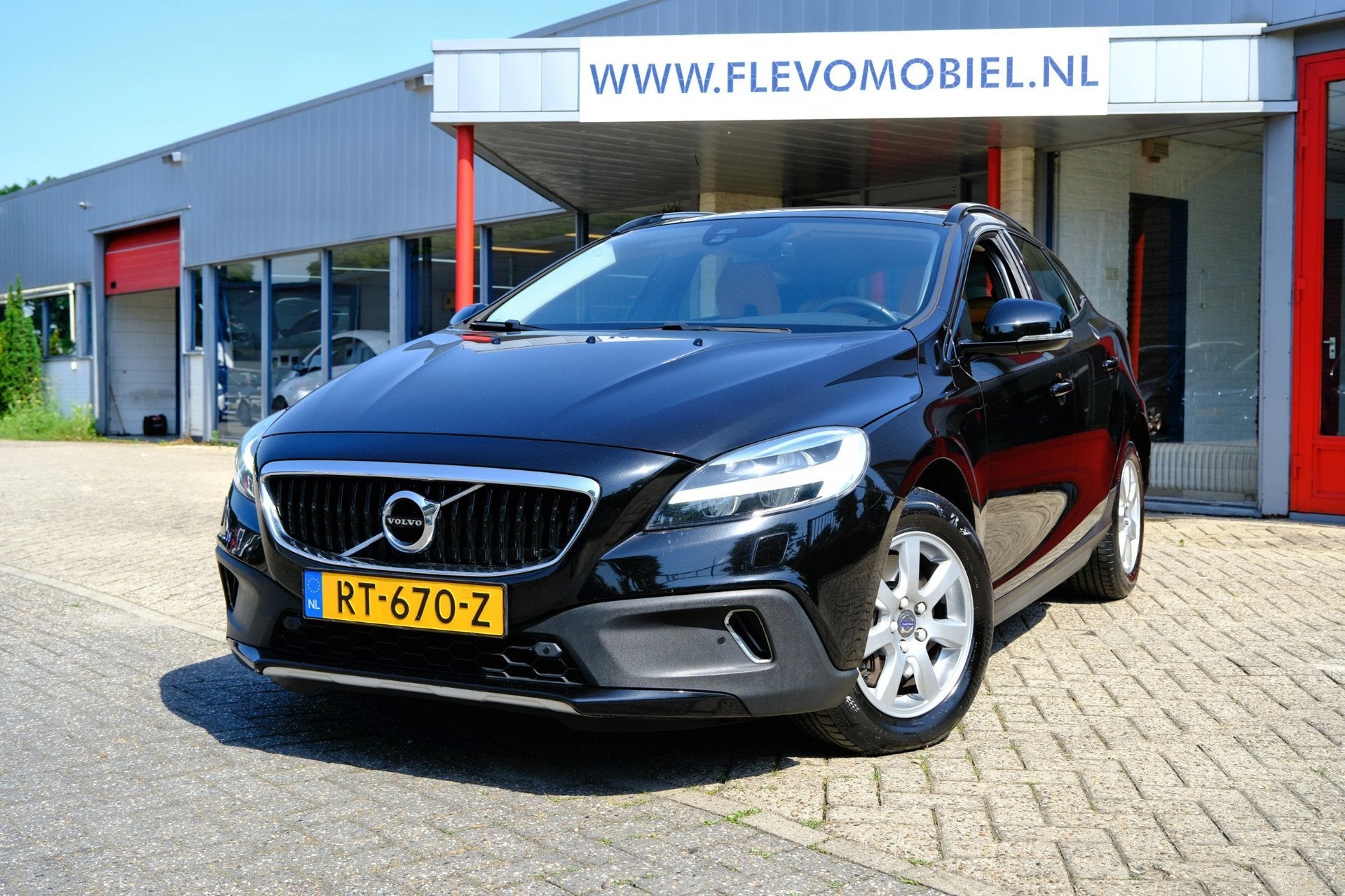 Volvo V40 Cross Country 1.5 T3 152pk Nordic+ Aut. Pano|Leder, Auto's, Volvo, Euro 6, 700 kg, Zwart, Bedrijf