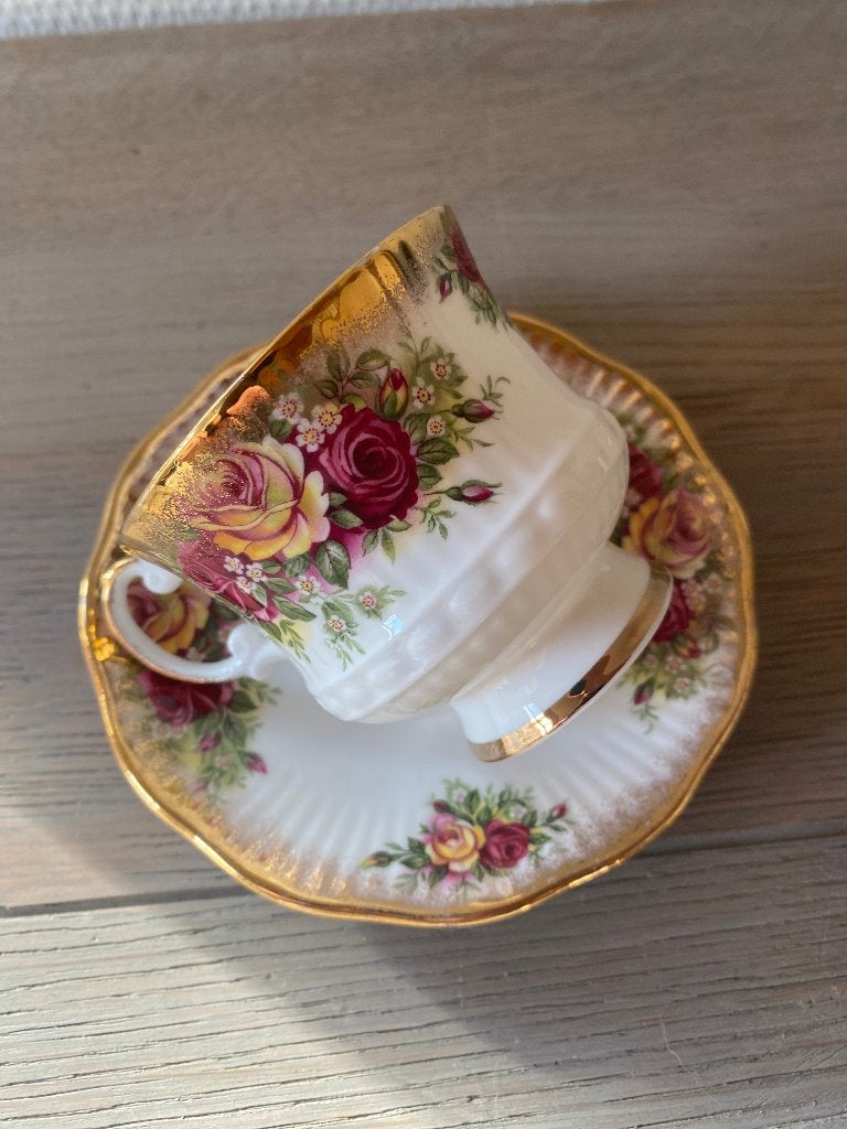Elizabethan – Kop en schoteltje met rozen, Antiek en Kunst, Antiek | Servies los, Ophalen of Verzenden