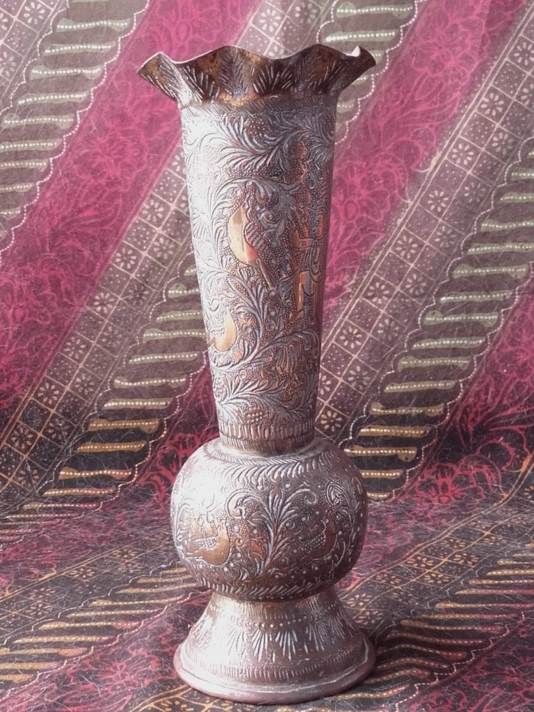 Mooi antiek bewerkt koper vaasje uit India 21,8 cm.