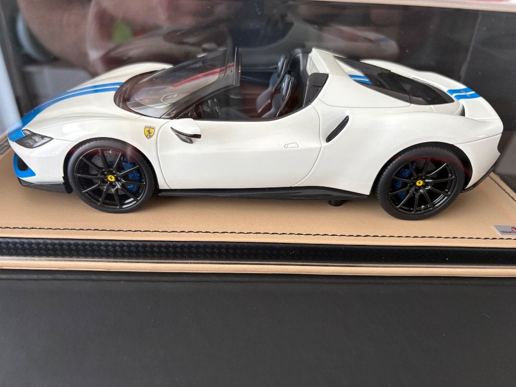 1:18 MR Collection Ferrari 296 gts white/blue, Verzenden, Nieuw, Auto, Overige merken