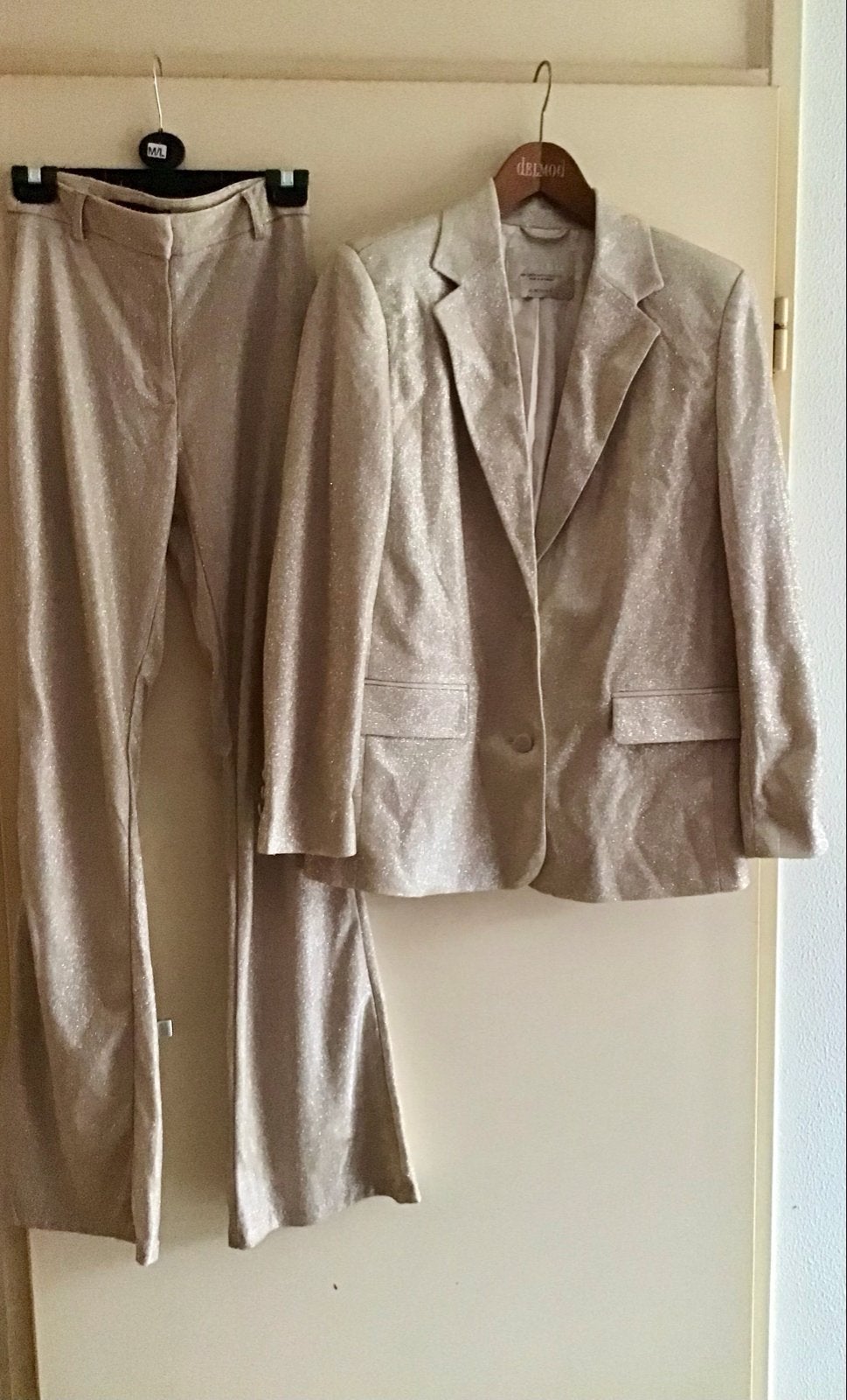Gouden glitter kostuum Amisu (jasje en broek), Kleding | Dames, Kostuum of Pak, Overige kleuren, Ophalen of Verzenden, Zo goed als nieuw