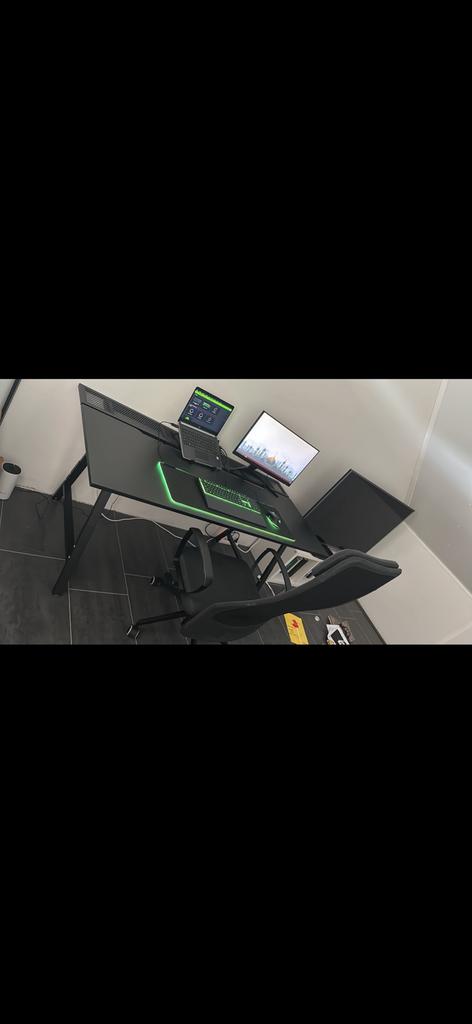 Ikea Utespare Gaming Bureau, Huis en Inrichting, Bureaus, Ophalen, Zo goed als nieuw