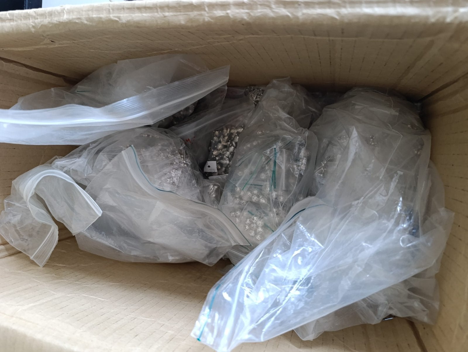 Doos vol Bedels ,hangers, ringetjes, kralen, oorstekers etc, Ophalen of Verzenden, Bedel