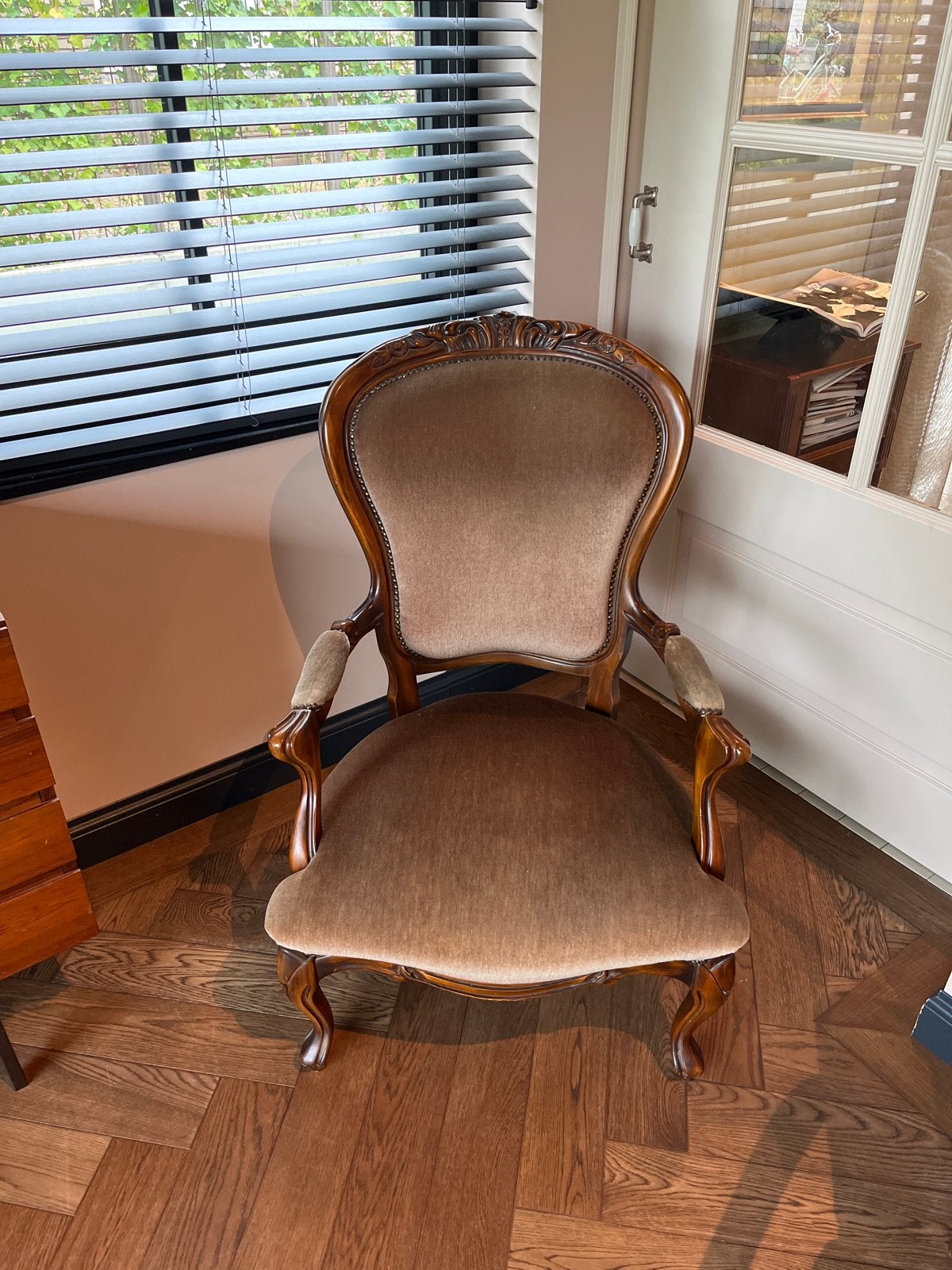 Antieke fauteuil met houtsnijwerk en velours bekleding, Ophalen