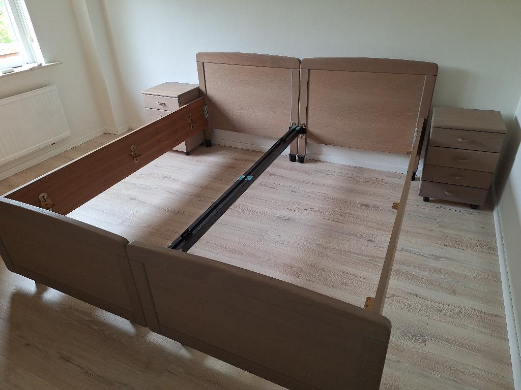 Seniorenbed uitrijdbaar met nachtkastjes, Huis en Inrichting, Slaapkamer | Bedden, Ophalen, Gebruikt, Eenpersoons, 180 cm