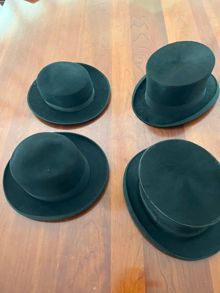 Vier zwarte hoeden, Kleding | Heren, Hoeden en Petten, Ophalen of Verzenden, Gedragen, One size fits all, Hoed