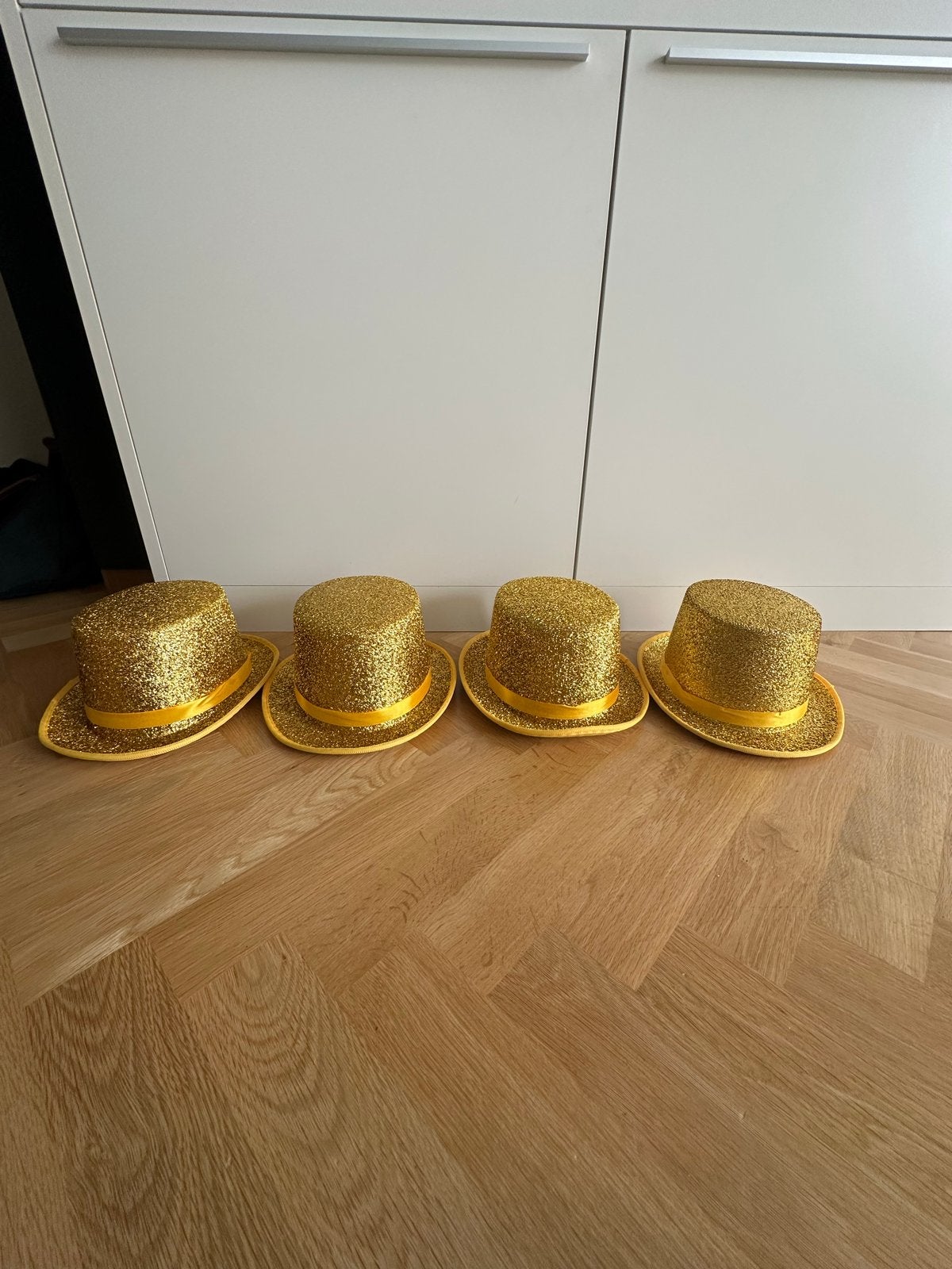 4 Gouden Glitter Hoeden van SoLow - Feestelijke Accessoires, Ophalen, Zo goed als nieuw, One size fits all, Hoed