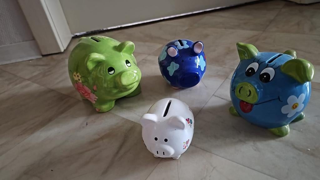 Vier spaarvarkens in verschillende kleuren en maten, Ophalen, Zo goed als nieuw, Steen, Aardewerk of Keramiek, Dier
