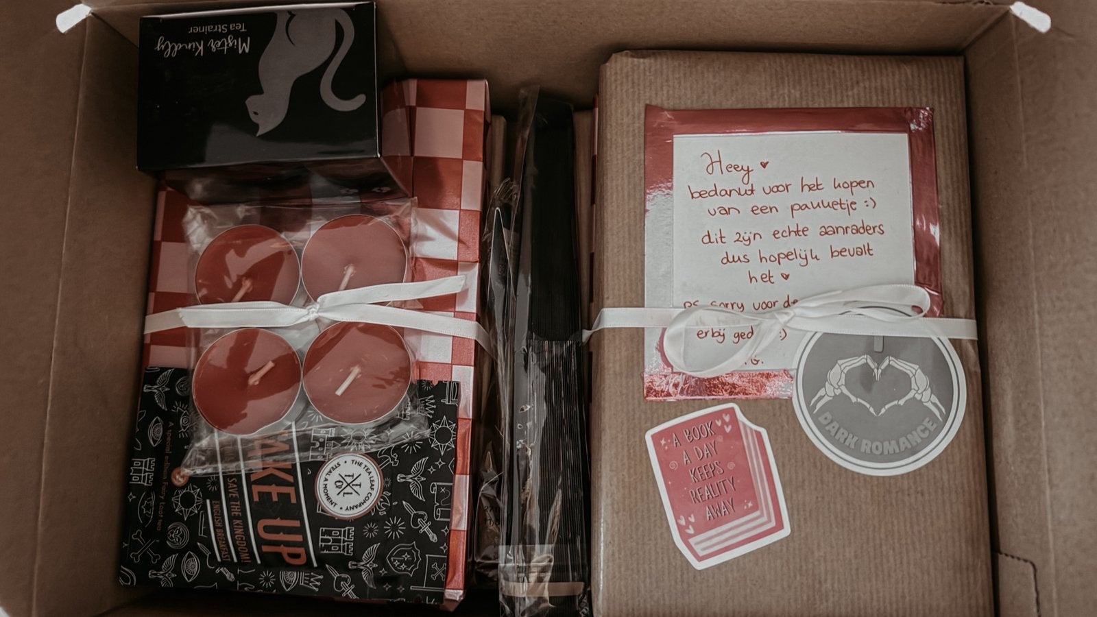 Boeken + Goodies (Fairyloot/Owlcrate/Illumicrate), Ophalen of Verzenden, Zo goed als nieuw