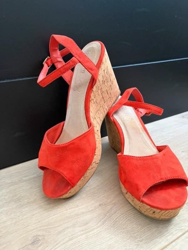 Sandalen sleehak peeptoe koraalrood / rood maat 38, Zo goed als nieuw, Rood, Sandalen of Muiltjes, Ophalen of Verzenden