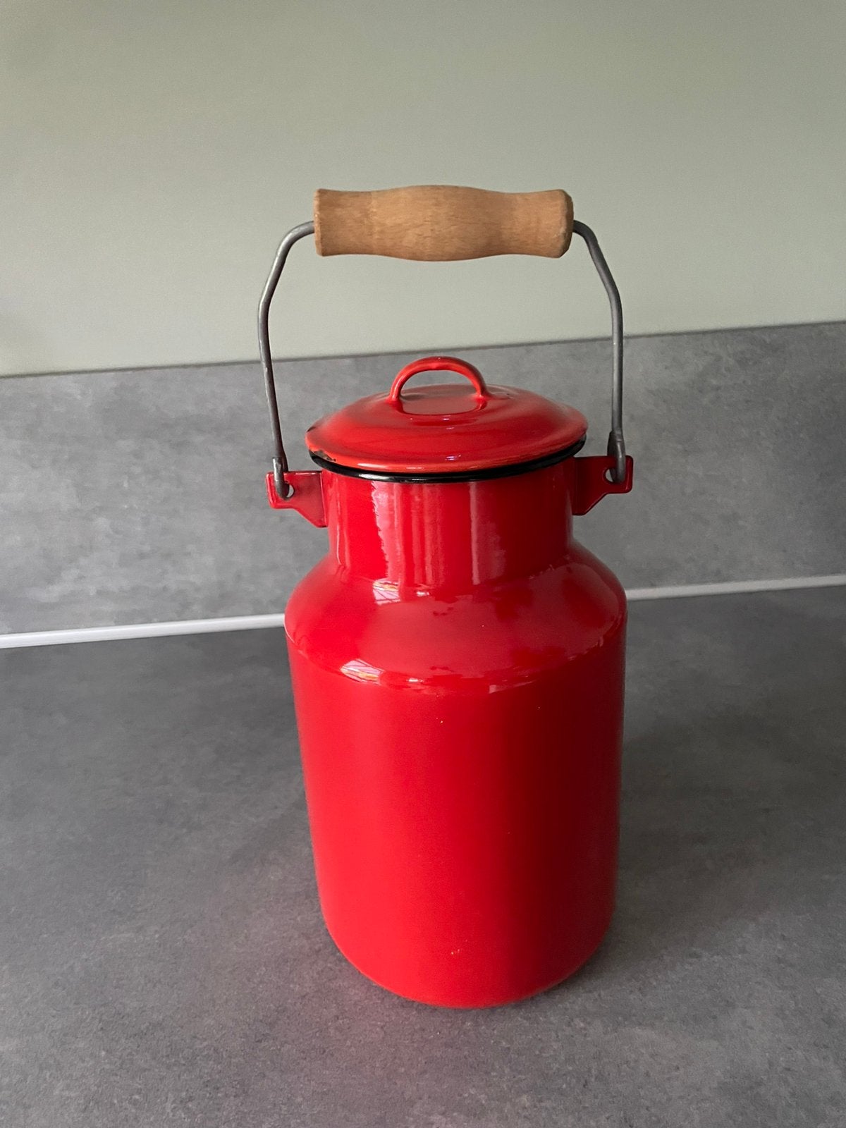 Melkkan Rood, 2 liter, Merk? Zie foto onderkant., Antiek en Kunst, Antiek | Emaille, Ophalen of Verzenden