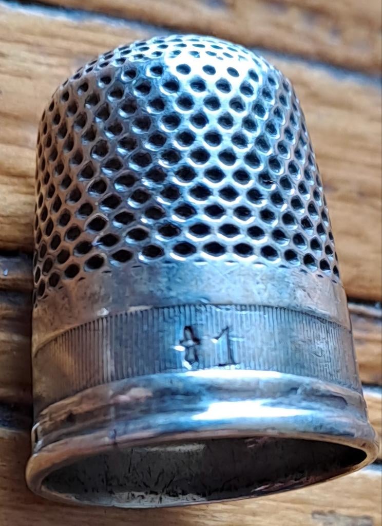 Antieke Zilveren Vingerhoed - 19e Eeuws met Zwaardje, Ophalen of Verzenden, Gebruikt, Zilver