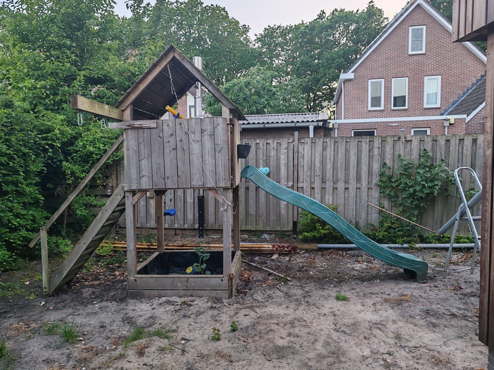 Houten speelhuisje met schommels en glijbaan, Kinderen en Baby's, Speelgoed | Buiten | Speelhuisjes, Ophalen