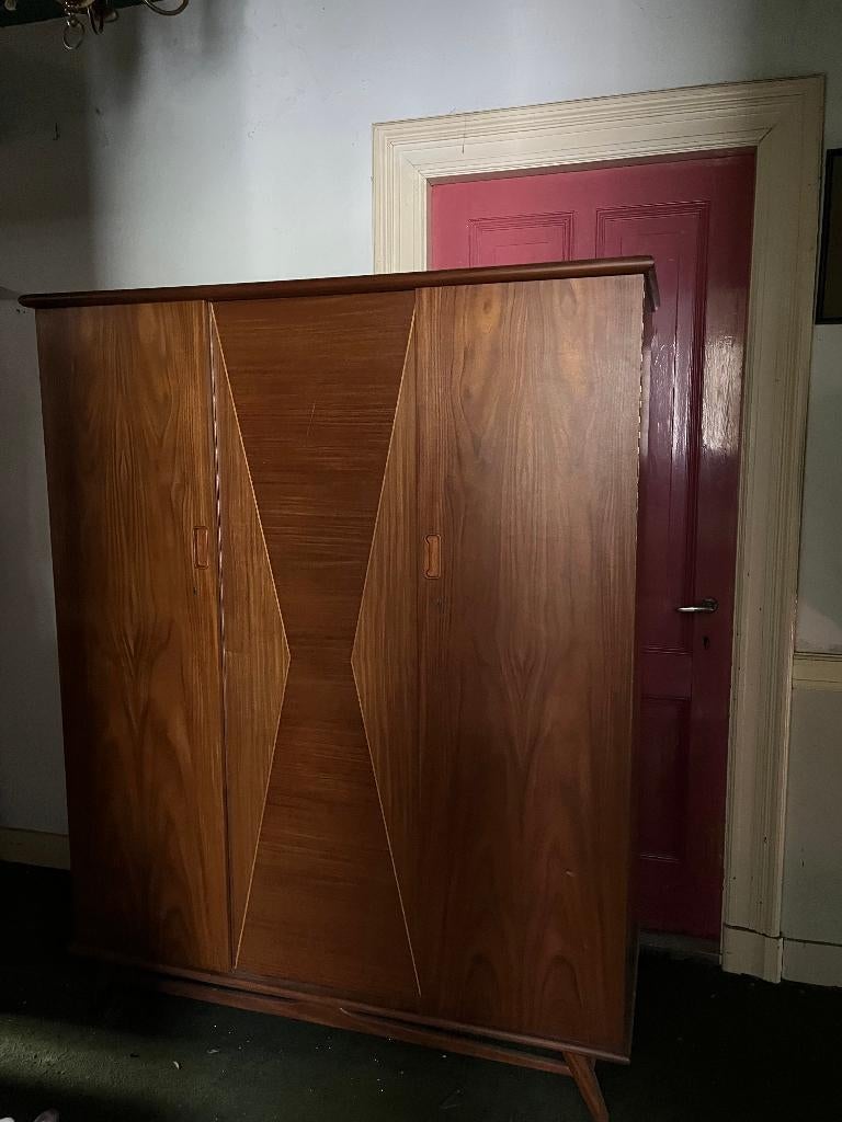 Een oude houten linnenkast met 3 deuren hangdeel en legdeel, Huis en Inrichting, Kasten | Kledingkasten, Ophalen, Met deur(en)