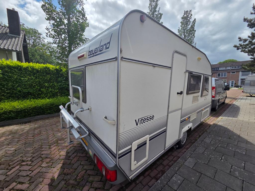 beyerland vitesse 400 d met mover /2x fietsenrek, Caravans en Kamperen, Vast bed, Luifel, Bedrijf, Treinzit