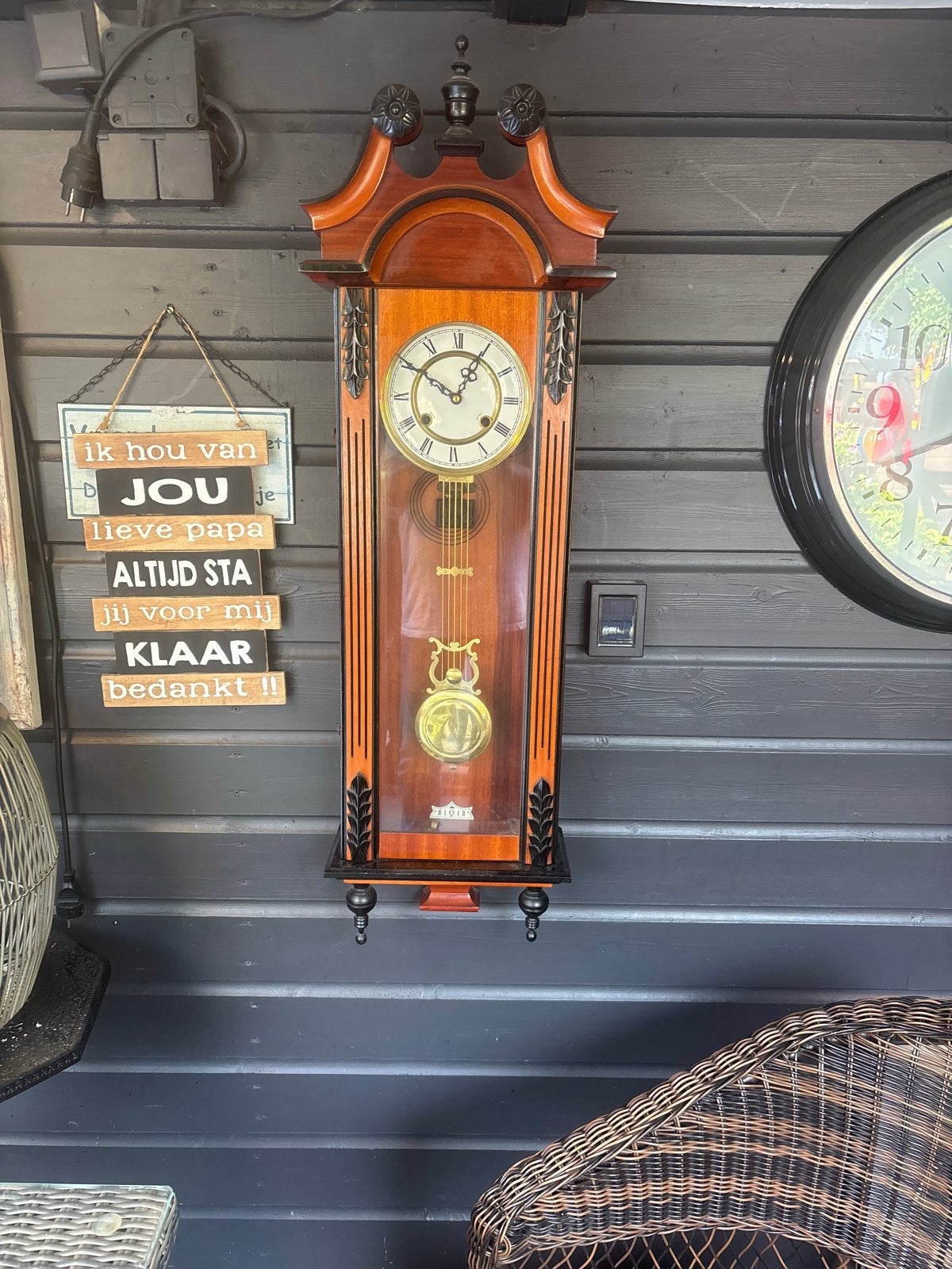 Klassieke wandklok met slinger - Prachtig houtwerk, Antiek en Kunst, Antiek | Klokken, Ophalen of Verzenden