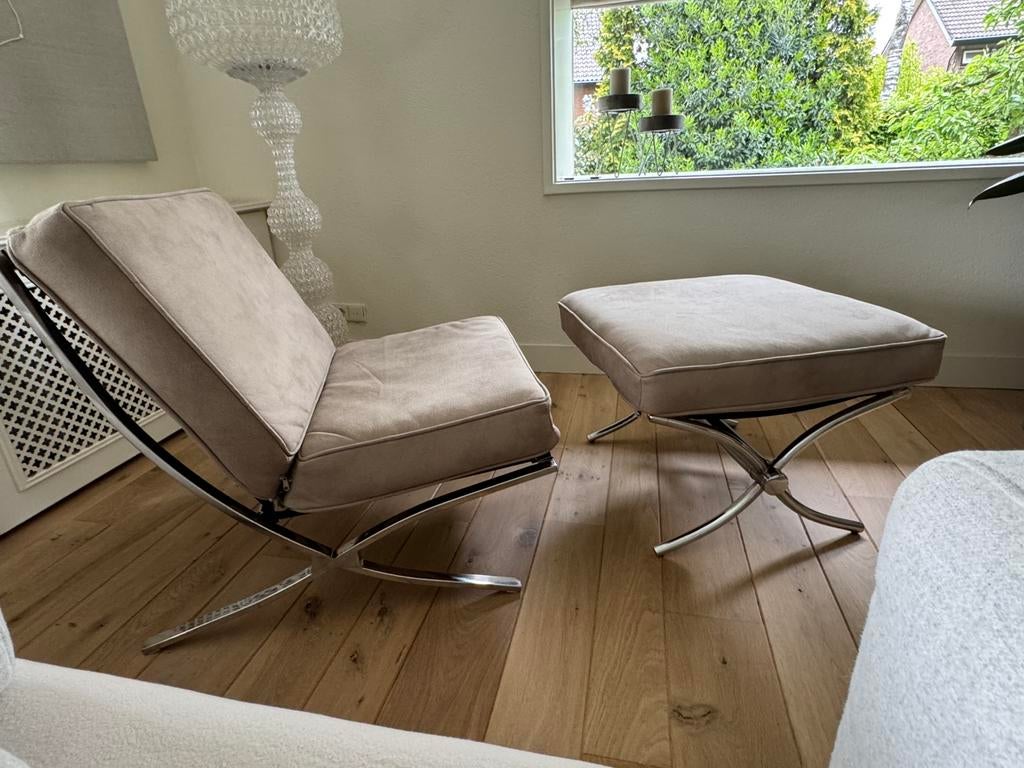 Mooie fauteuil met voetenbankje ( stijl Barcelona Chair), Huis en Inrichting, Fauteuils, Ophalen, Gebruikt, 75 tot 100 cm, 50 tot 75 cm