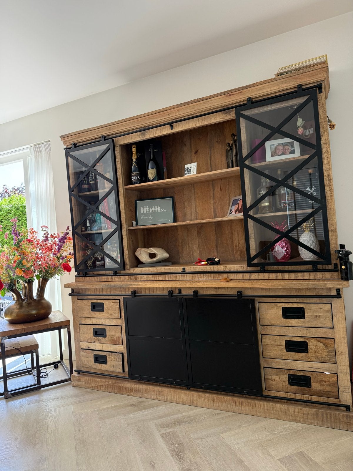 Robuuste industriële dressoir/vitrinekast van mangohout, Huis en Inrichting, Kasten | Dressoirs, Ophalen, 150 tot 200 cm, Zo goed als nieuw