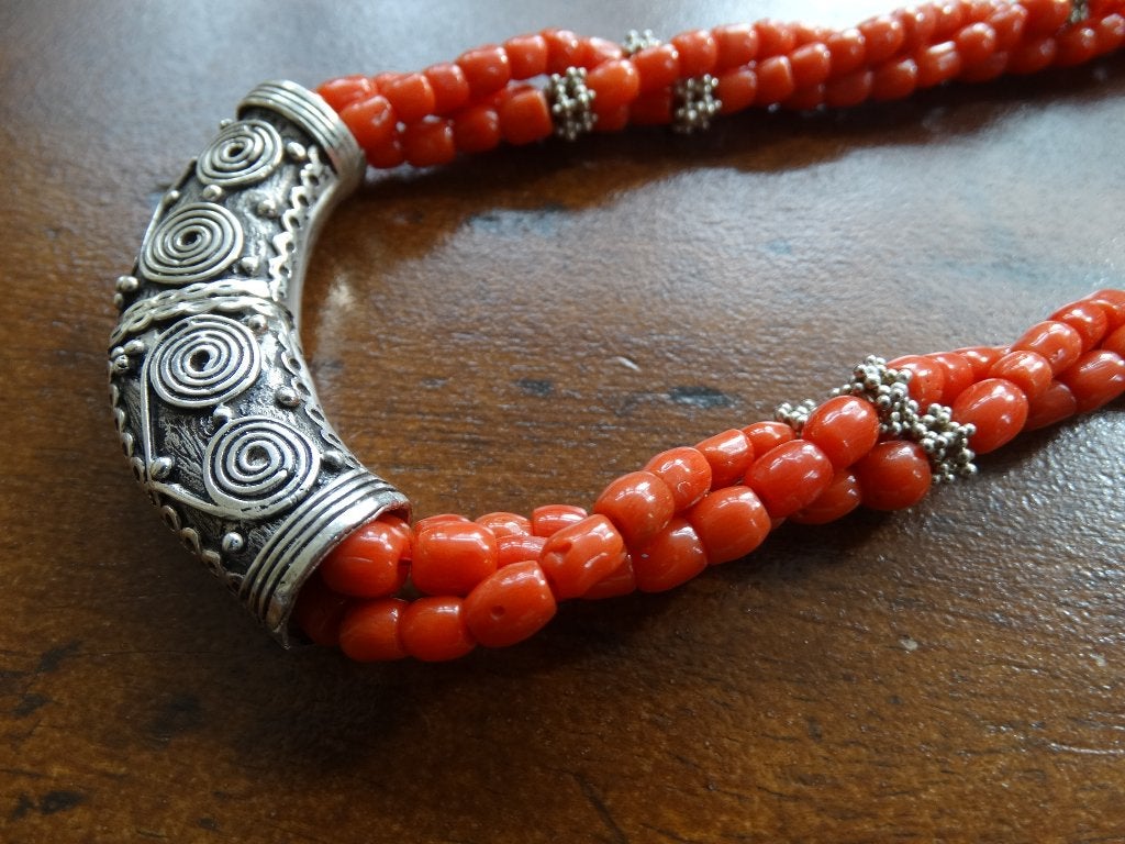 ketting met 3 strengen bloedkoralen en zilveren hanger, Verzenden, Zilver, Ketting, Met edelsteen