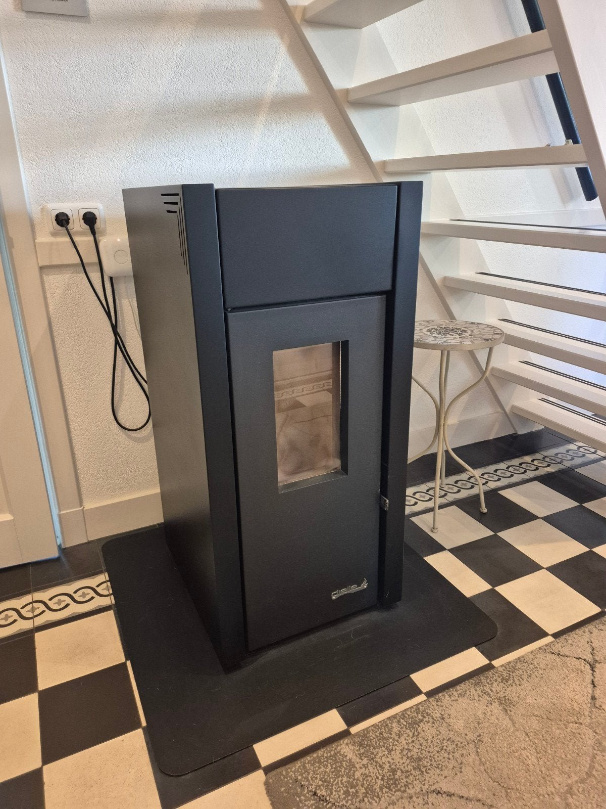 DIELLE Pellet CV kachel - Zwart, 16.7 kW, goed onderhouden!, Ophalen, Gebruikt, Overige brandstoffen, Pelletkachel
