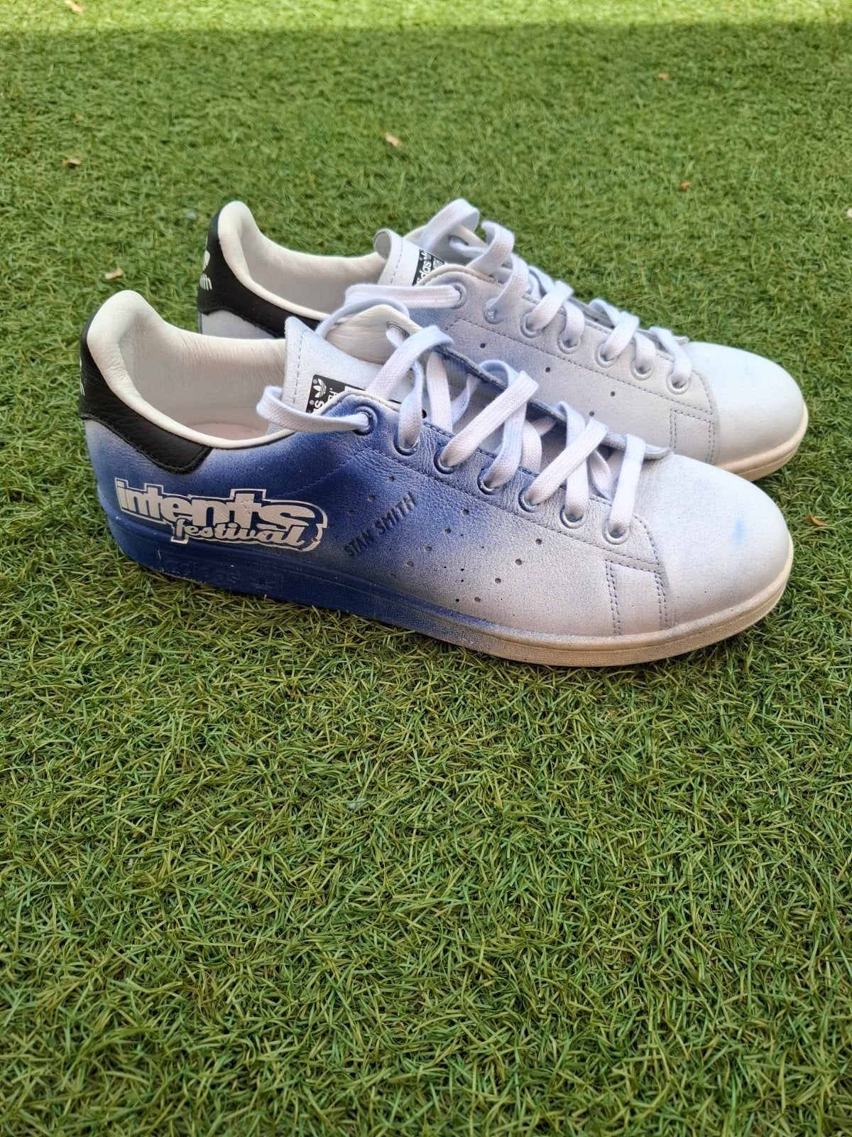 Adidas Stan Smith "Intents Festival" editie - Maat 43 1/3, Kleding | Heren, Schoenen, Ophalen of Verzenden, Nieuw, Wit