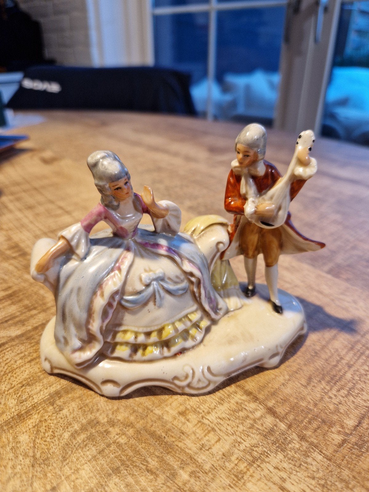 Vintage porseleinen beeldje: Romantisch tafereel, Antiek en Kunst, Ophalen of Verzenden