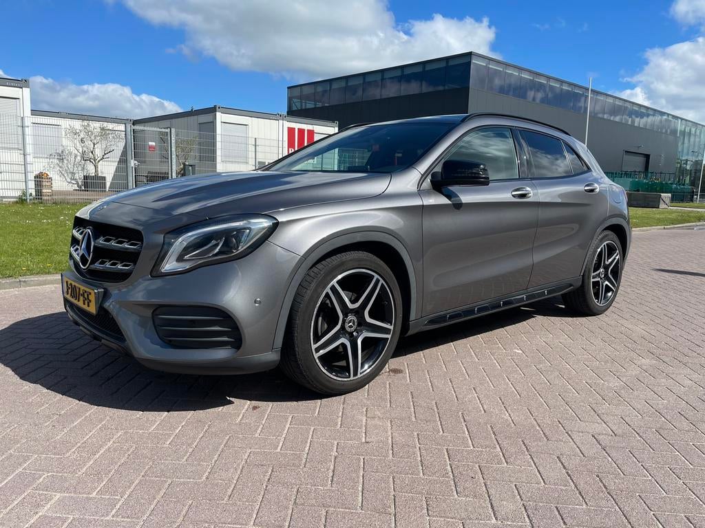 Mercedes-Benz GLA200 Aut7 2018 Grijs AMG Pano black on black, Zwart, 715 kg, 1595 cc, Particulier