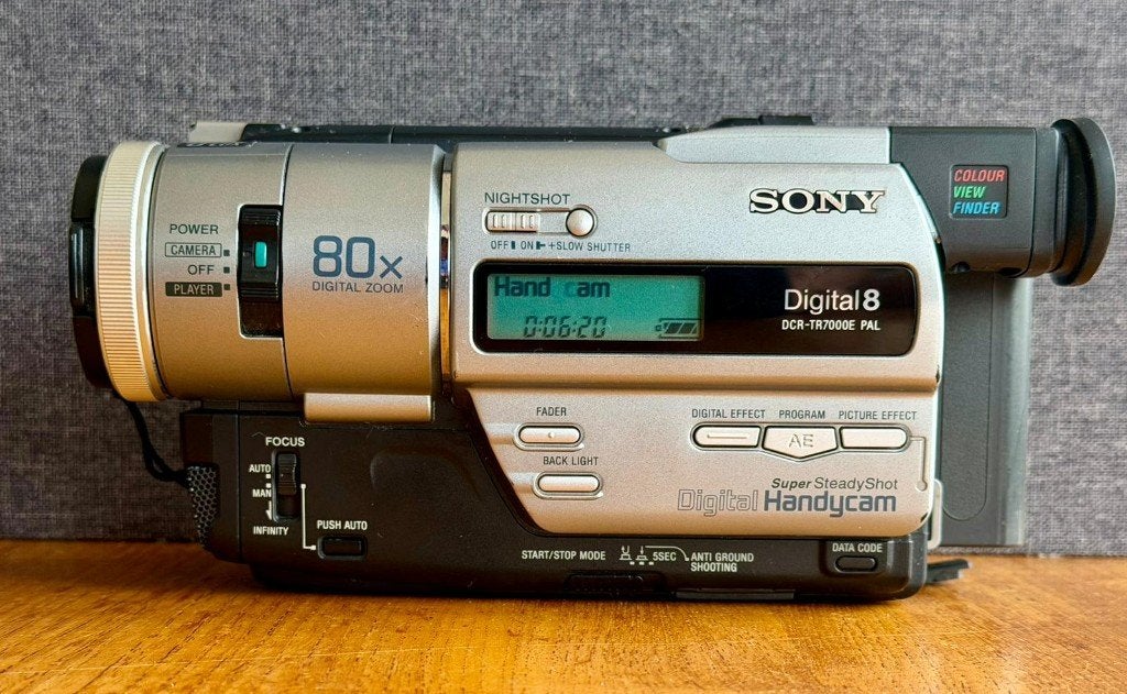 Sony DCR-TR7000E Digital8 Handycam, Video8/Hi8 playback, 20x of meer, Overige soorten, Ophalen of Verzenden, Zo goed als nieuw