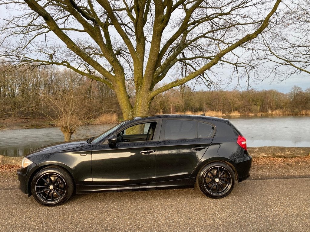 BMW 1-serie 118i Zwart. Business Line AIRCO, 1-Serie, Euro 5, Achterwielaandrijving, Zwart
