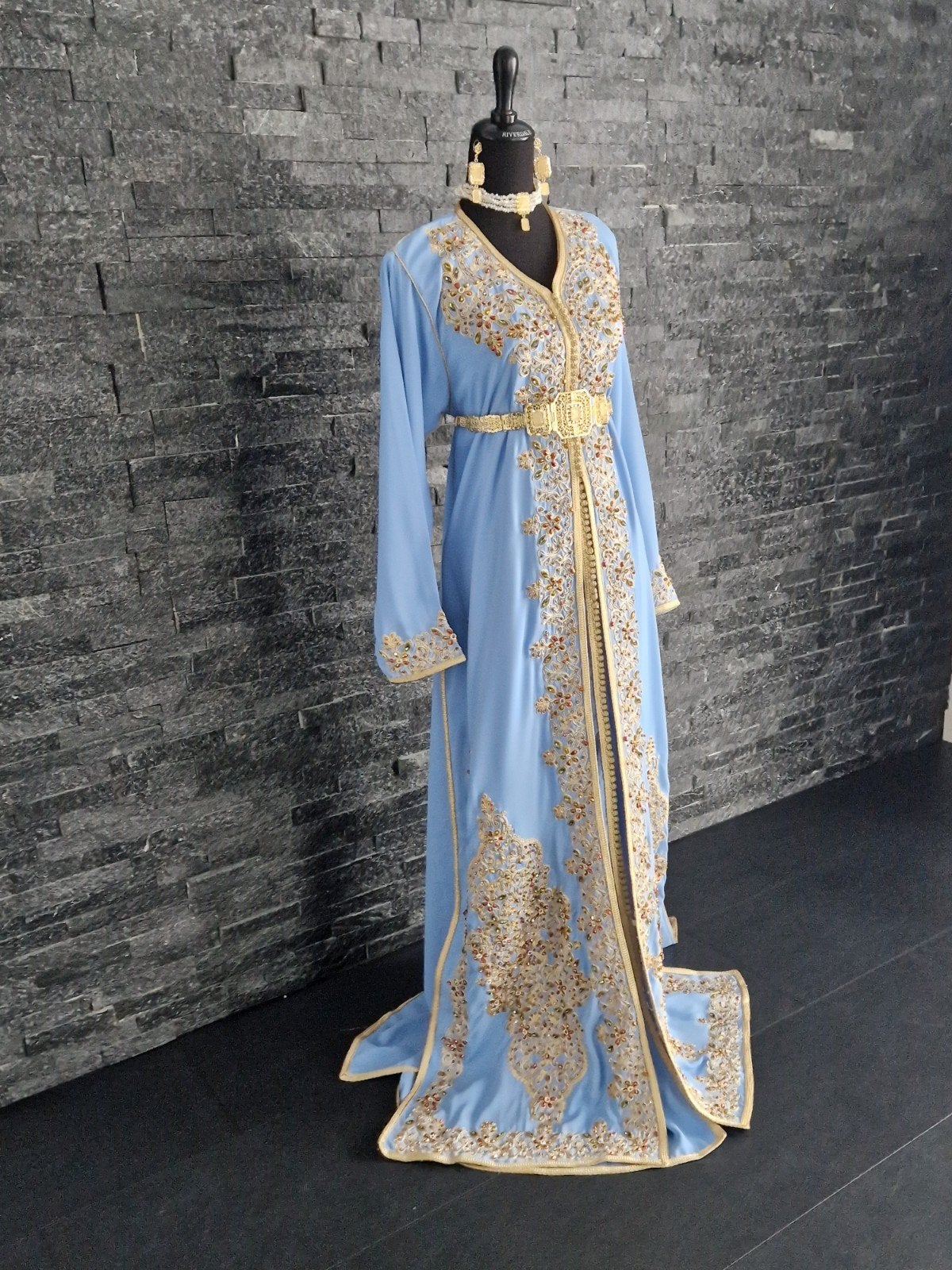 Prachtige lichtblauwe Marokkaanse takchita met borduursels, Overige typen, Blauw, Nieuw, Ophalen