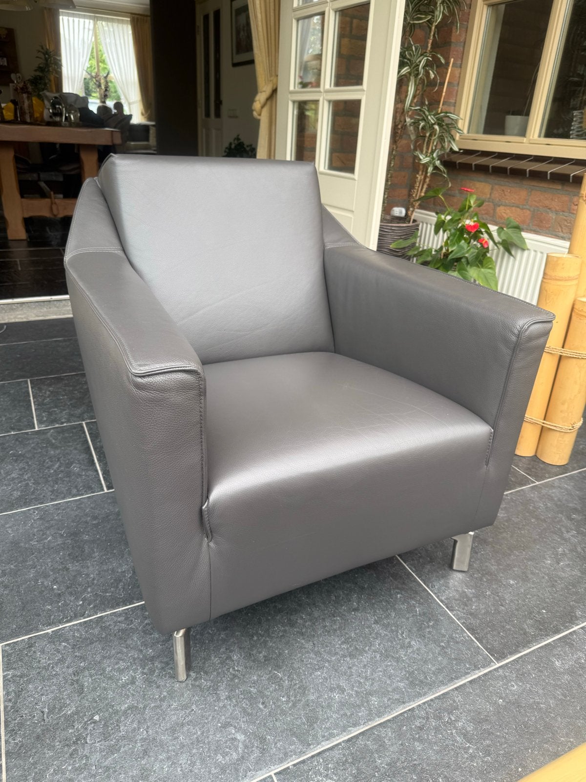 Moderne leren fauteuil - Grijs, Huis en Inrichting, Stoelen, Ophalen, Leer, Zo goed als nieuw, Eén