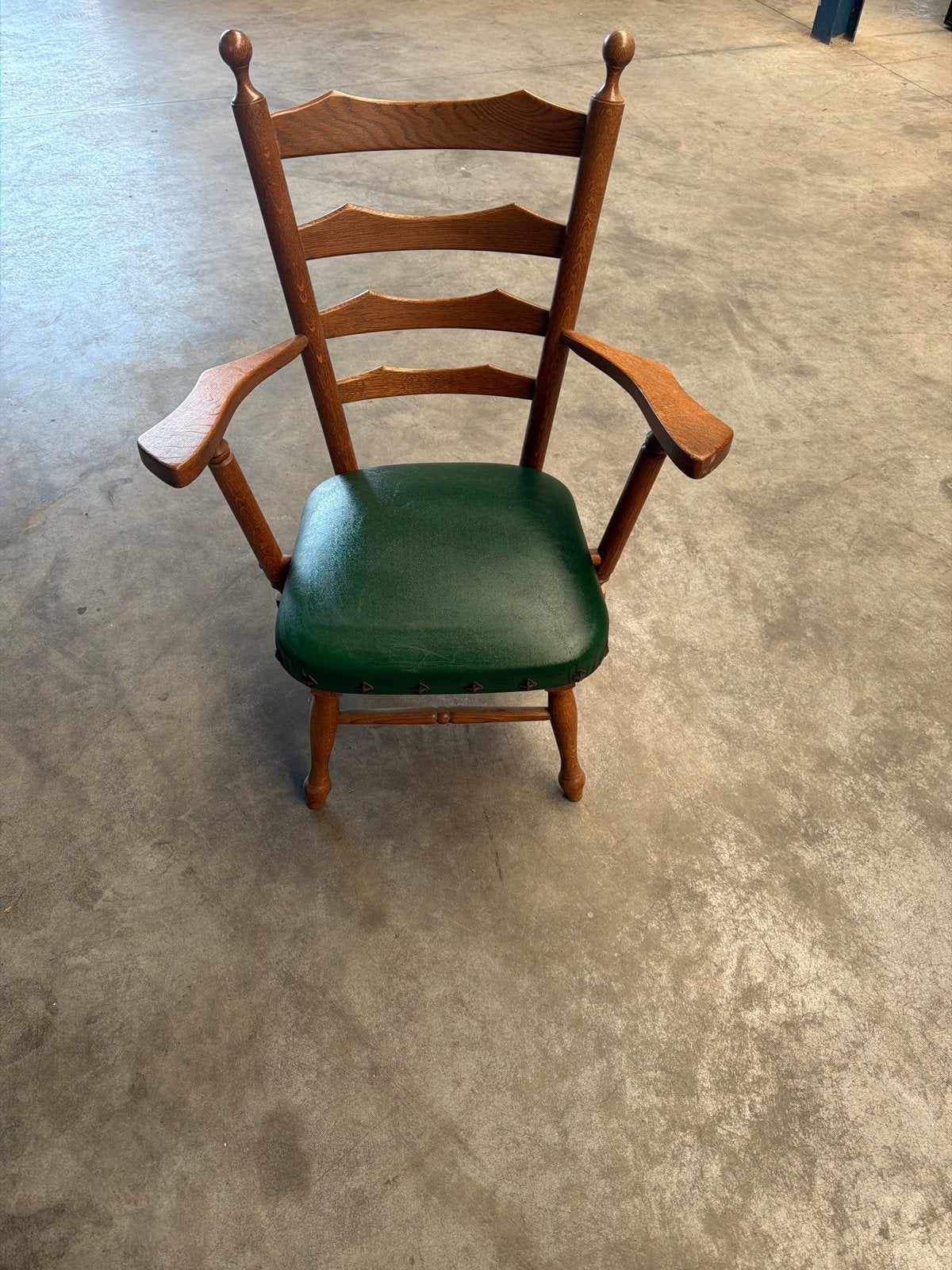 Vintage houten stoel met groene zitting, Ophalen