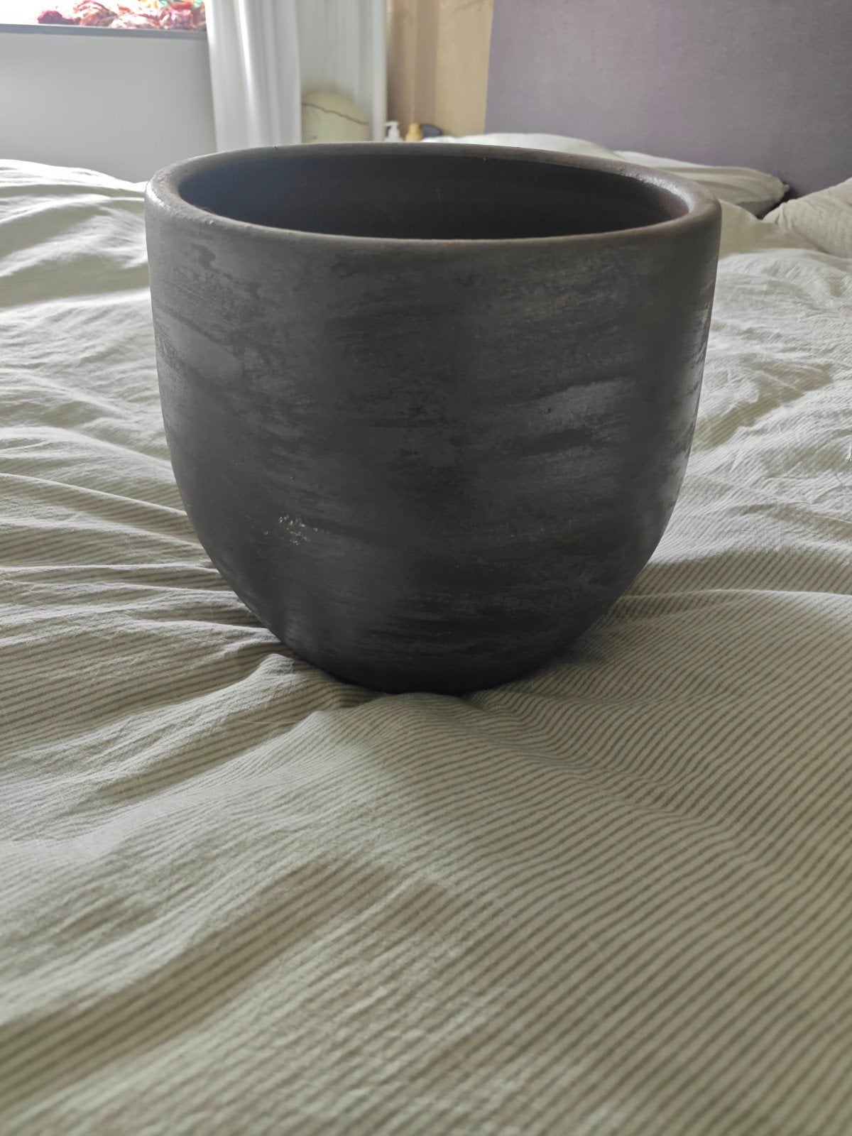 Grote donkergrijze pot voor binnenplant, Huis en Inrichting, Woonaccessoires | Vazen, Ophalen, Gebruikt, Grijs, Steen/keramiek