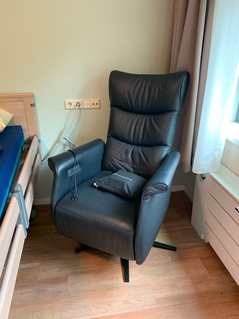 Prominent Lederen Relax fauteuil donkerblauw electrisch, Huis en Inrichting, Fauteuils, Ophalen, Stijlvol klassiek, Minder dan 75 cm