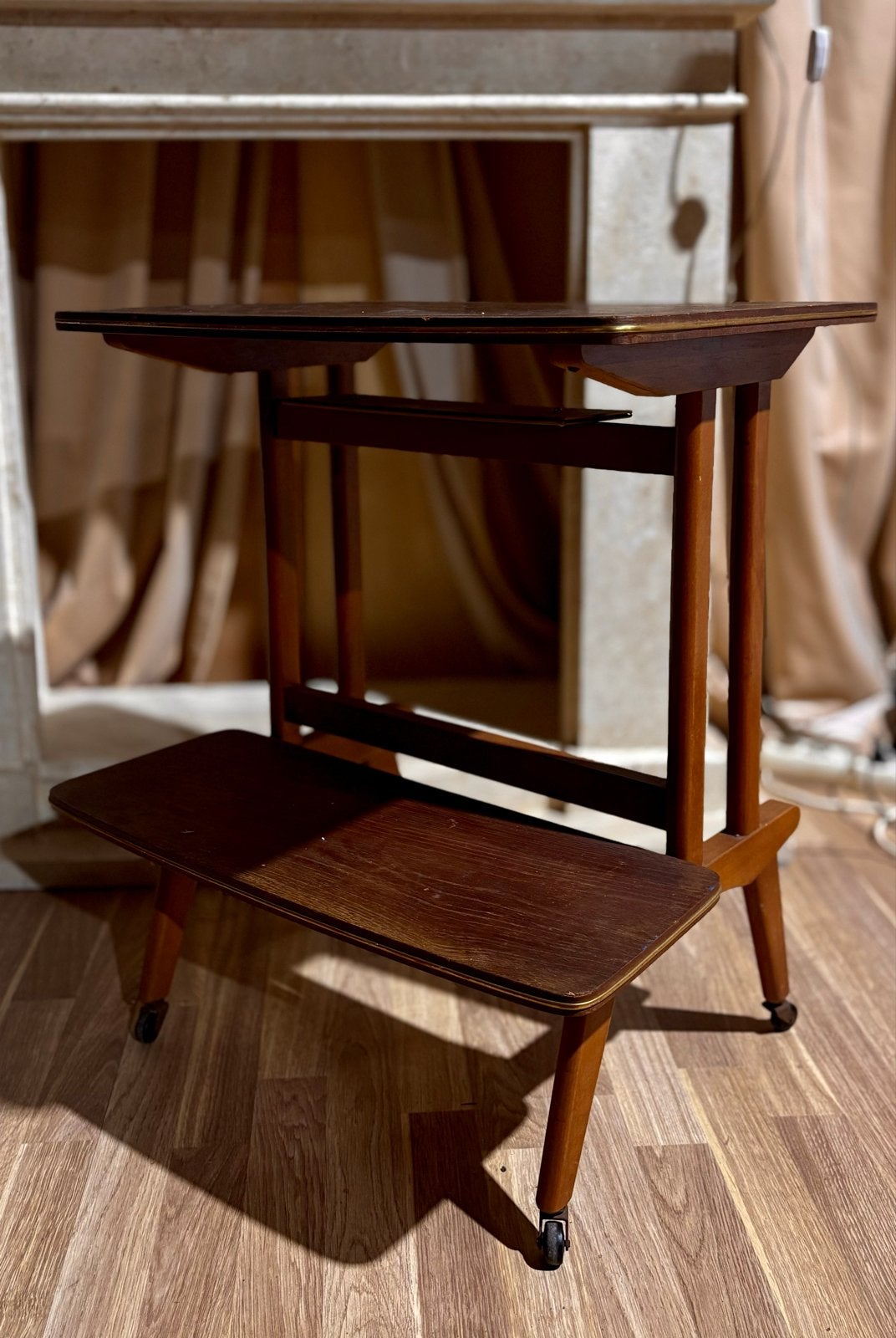 Mid-century bijzettafel & serveerwagen met messing details, MCM, Zo goed als nieuw, 60 cm of meer, Rechthoekig