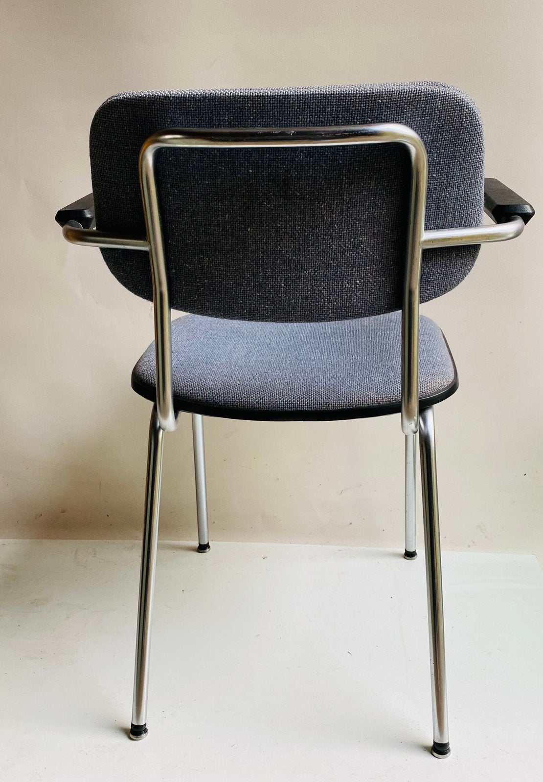 Gispen 1235 stoel met armleggers, Huis en Inrichting, Stoelen, Gebruikt, Blauw, Ophalen of Verzenden, Stof