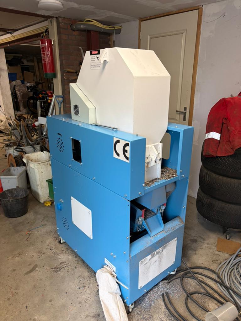 Kabelgranulator / Kabelstripmachine, Ophalen