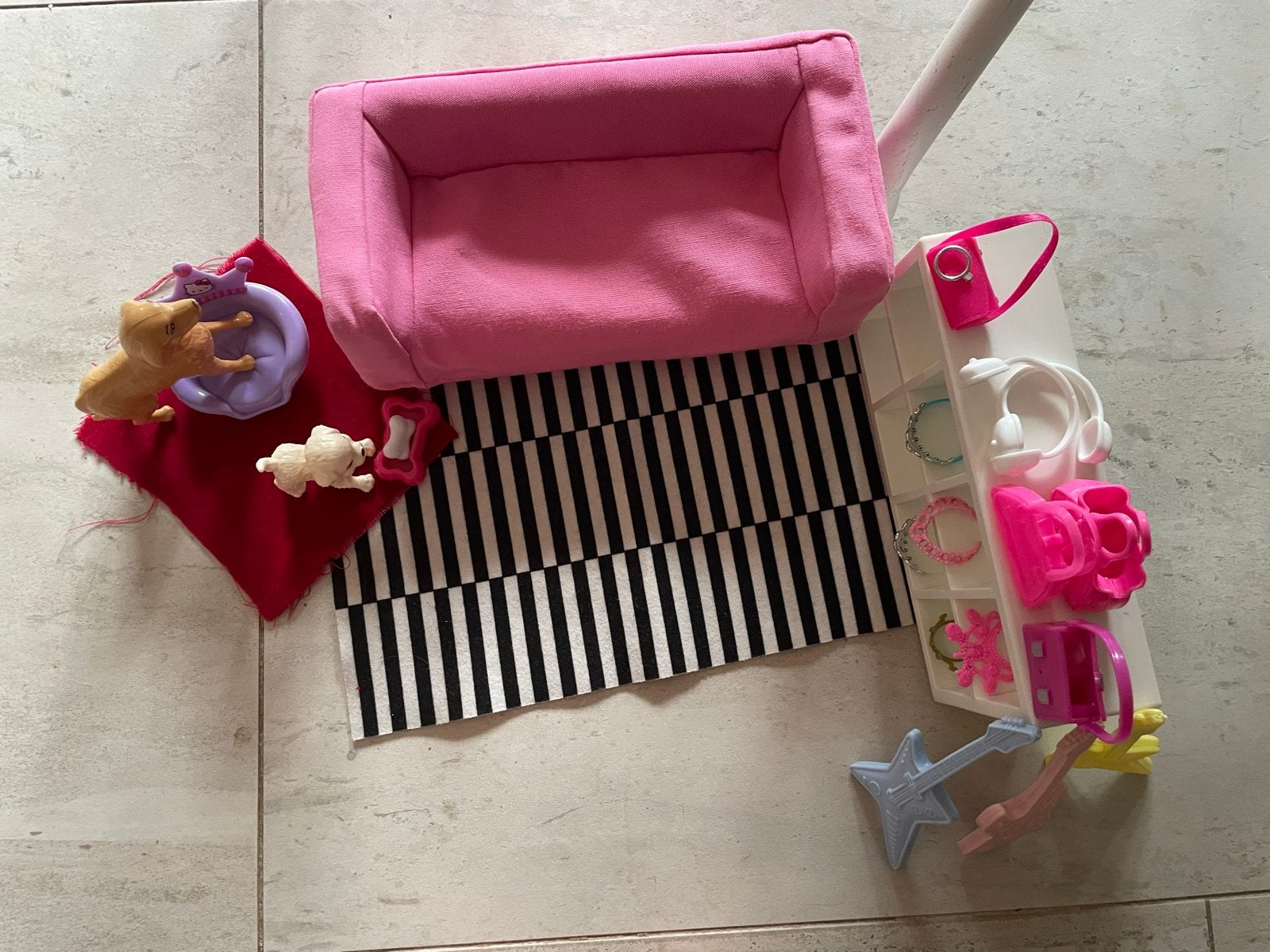 Barbie huiskamer set met bank, kast, hondjes en accessoires, Ophalen of Verzenden, Gebruikt, Barbie