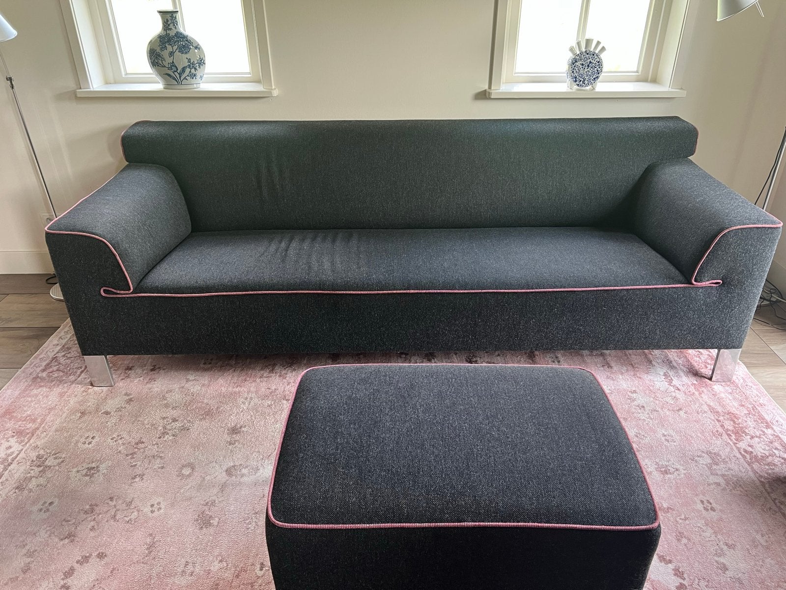 Stijlvolle Leolux Pode bank met roze bies en hocker, Ophalen, Driepersoons, 75 tot 100 cm, Zo goed als nieuw
