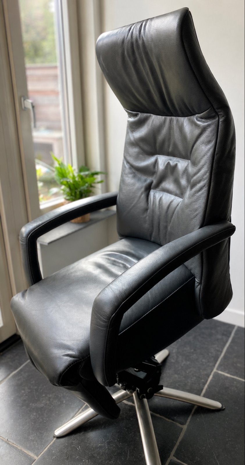 De Toekomst Twice Sta-op Stoel & Relaxfauteuil op accu, Huis en Inrichting, Ophalen, Zo goed als nieuw, Leer, 75 tot 100 cm