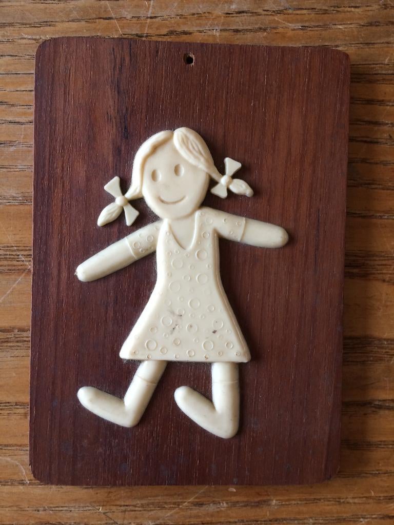 Vintage wandbord wandschild hout met plastic meisje 12x8,5cm, Ophalen of Verzenden