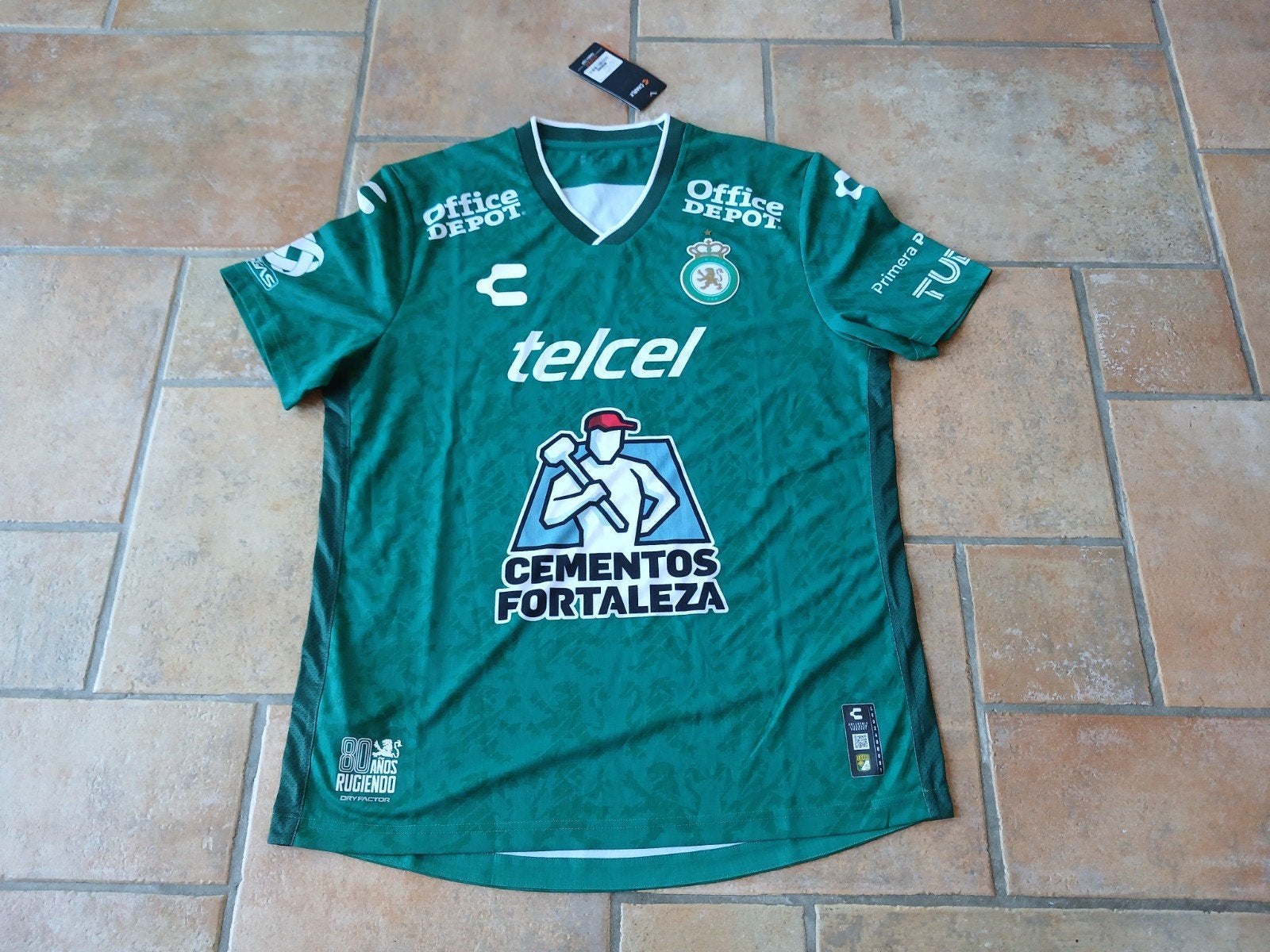 Charly club leon voetbal shirt maat L nieuw, Maat L, Ophalen of Verzenden, Nieuw, Shirt