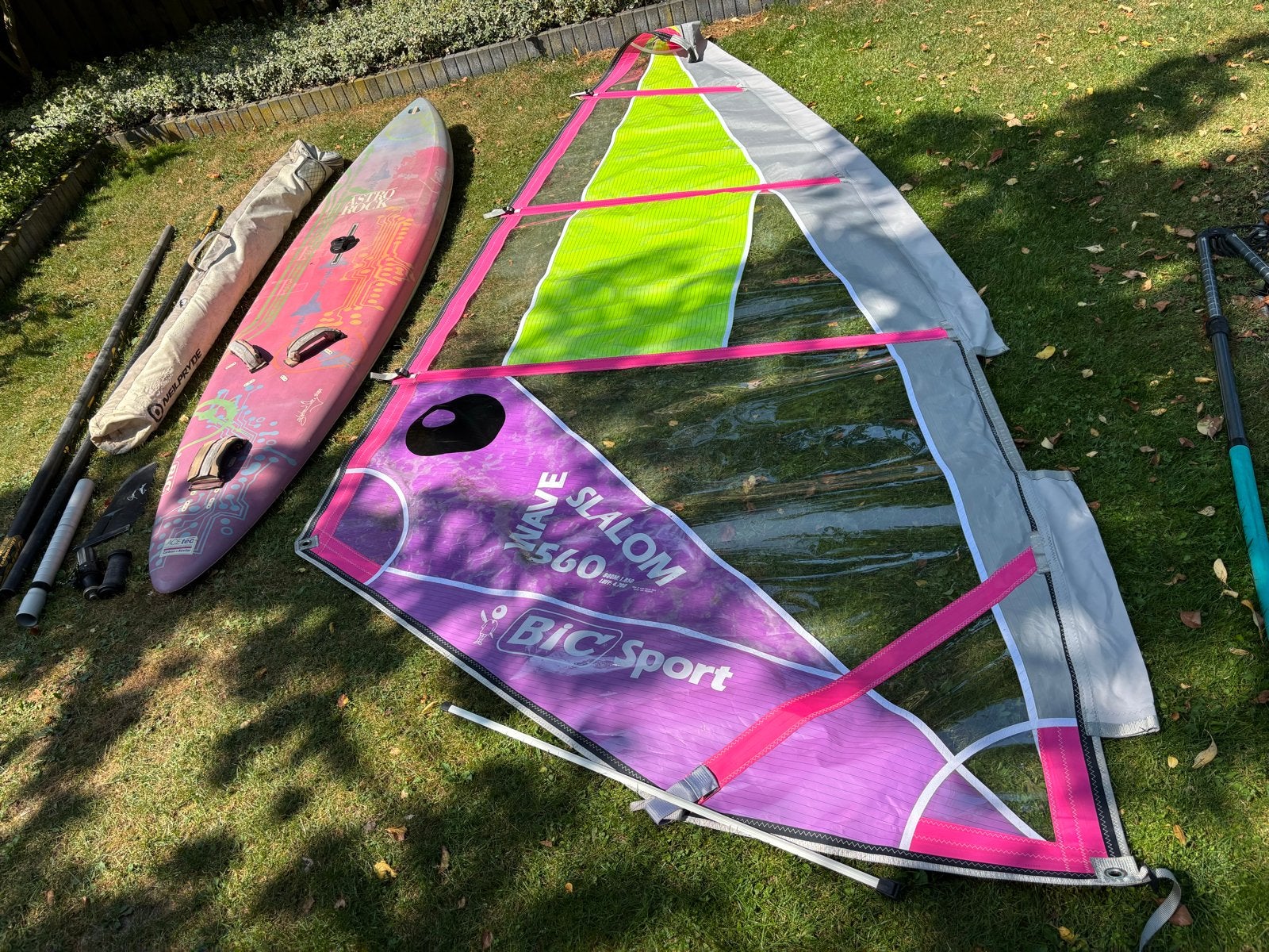 Complete Surfset: Bic Astro Rock met 2 Zeilen & Carbon Mast, Watersport en Boten, Windsurfen, Ophalen, 250 tot 300 cm, Gebruikt