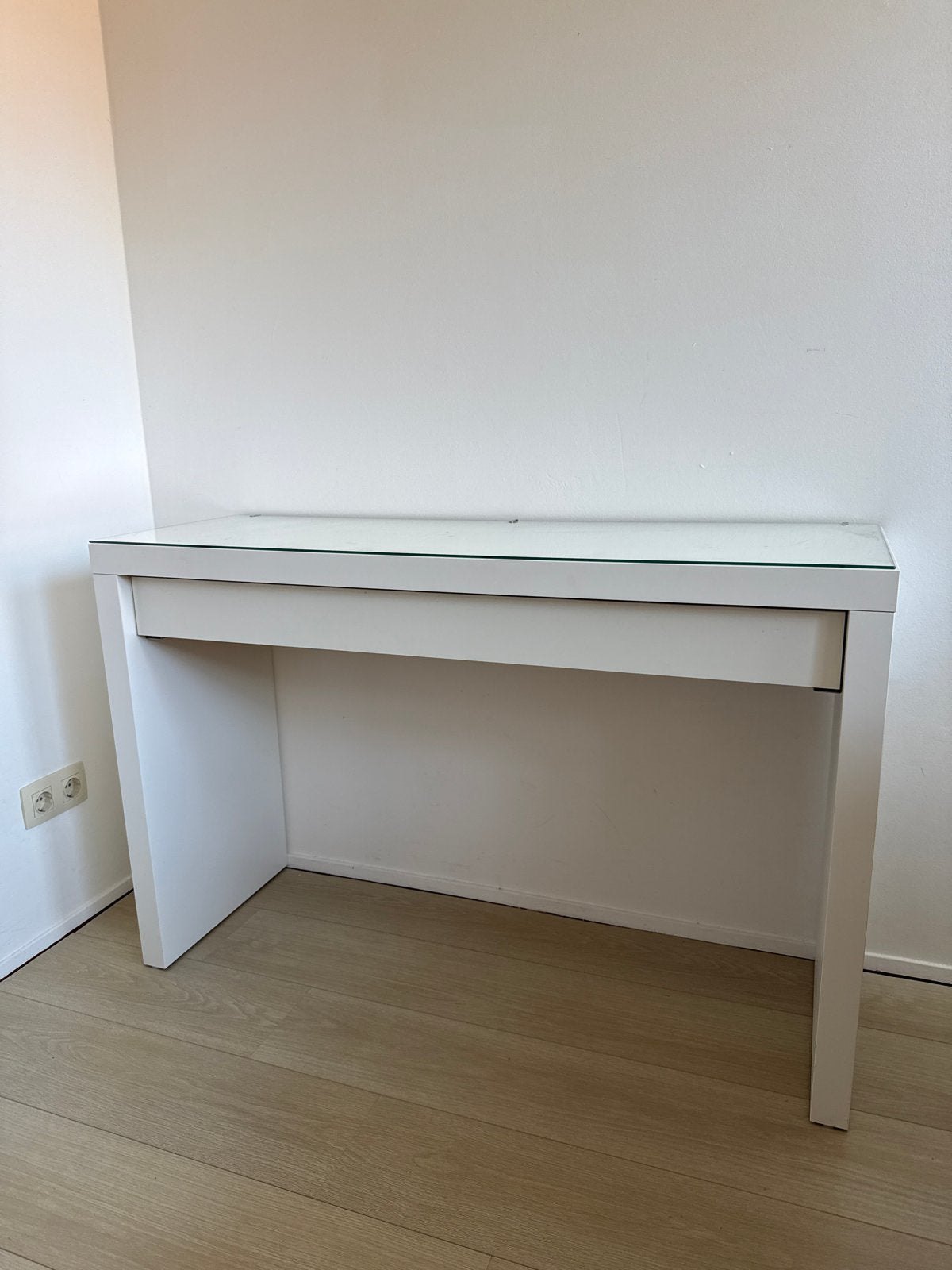 Witte makeup/toilet tafel met glazen plaat IKEA, Huis en Inrichting, Ophalen, Gebruikt, 100 tot 150 cm, Minder dan 100 cm