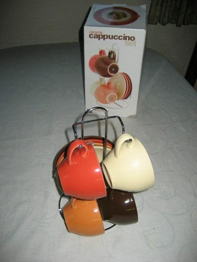 NIEUW Cappuccinoset Ceramic 4 koppen en 4 schotels, Huis en Inrichting, Nieuw, Ophalen of Verzenden, Overige stijlen, Kop(pen) en/of Schotel(s)