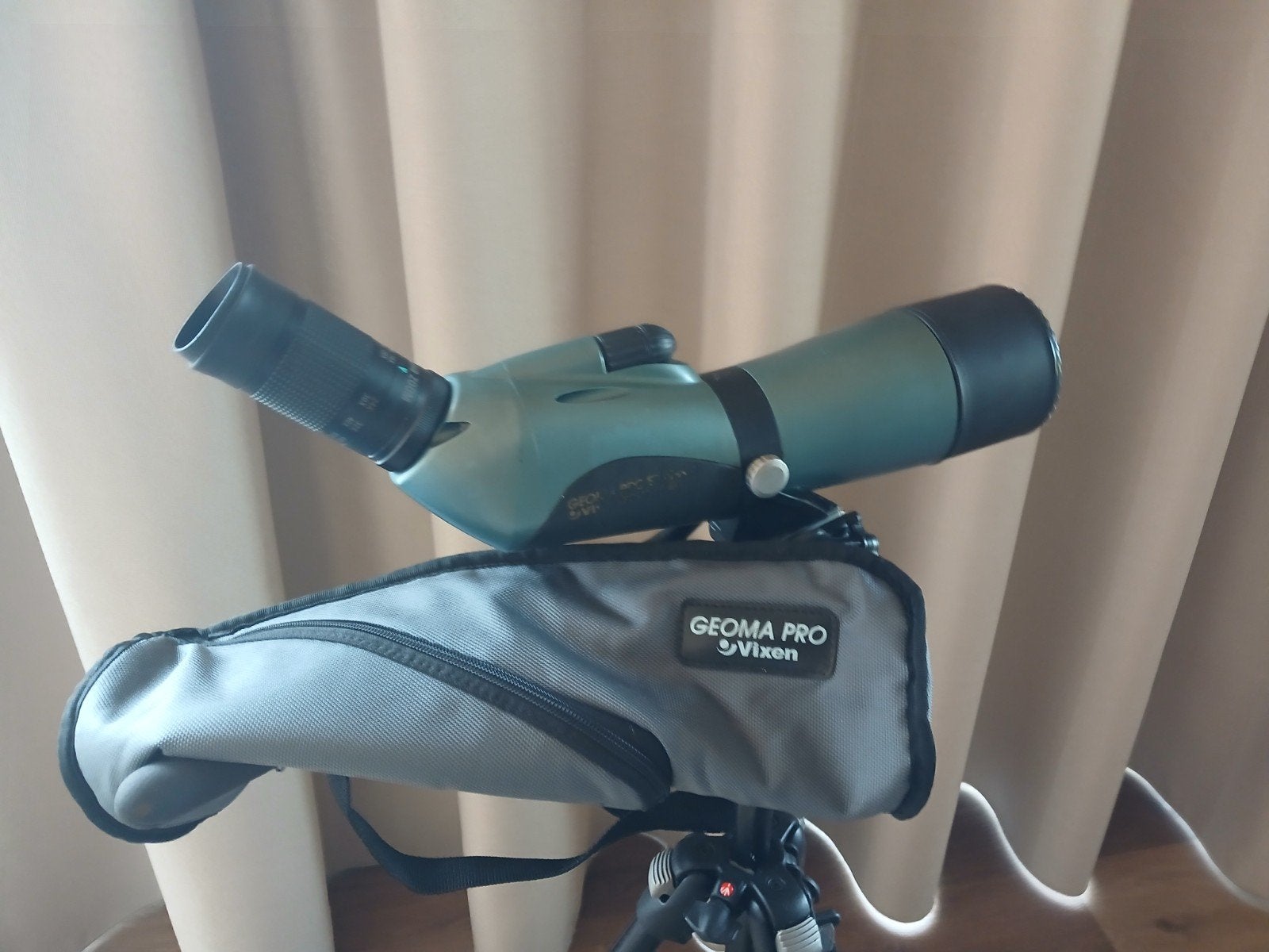 Vixen Geoma Pro 82-S Spottingscope met Manfrotto statief, Ophalen, Zo goed als nieuw, 80 tot 200 mm, Lenzentelescoop (refractor)